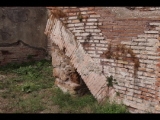 04424 ostia - regio i - insula xiv - terme del bagnino buticosus (i,xiv,8) - porticus - 1. raum von norden - nordwestecke - unterbau treppe - 09-2023.jpg